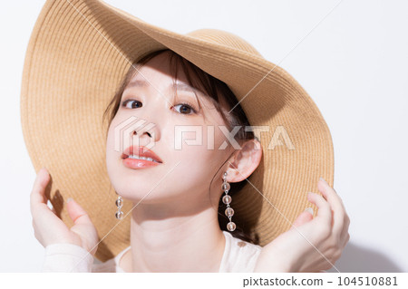 戴草帽的女人的美麗夏日肖像 戴草帽的女人的美麗夏日肖像 104510881
