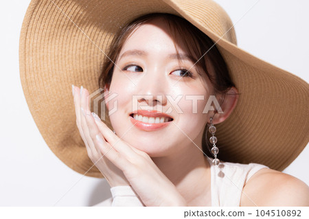 戴草帽的女人的美麗夏日肖像 戴草帽的女人的美麗夏日肖像 104510892