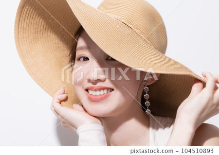 戴草帽的女人的美麗夏日肖像 戴草帽的女人的美麗夏日肖像 104510893