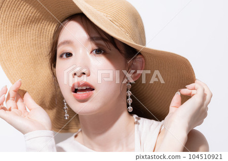 戴草帽的女人的美麗夏日肖像 104510921
