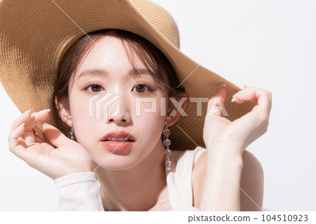 戴草帽的女人的美麗夏日肖像 104510923
