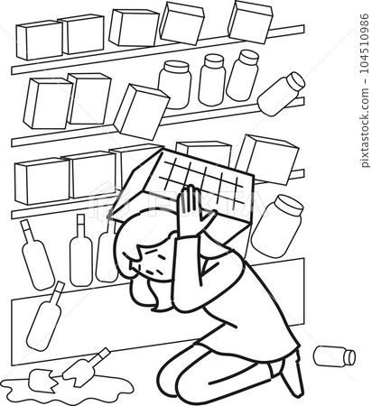 地震發生時,一名婦女在購物時用籃子保護頭部免受掉落物體的傷害 地震發生時,一名婦女在購物時用籃子保護頭部免受掉落物體的傷害 104510986