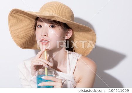 喝熱帶果汁的女人的美麗夏日肖像 喝熱帶果汁的女人的美麗夏日肖像 104511009
