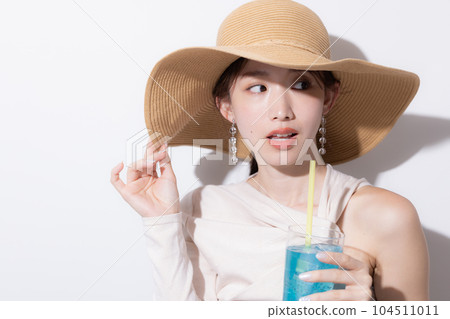 喝熱帶果汁的女人的美麗夏日肖像 喝熱帶果汁的女人的美麗夏日肖像 104511011