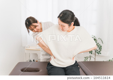 Patients and Asian female doctors, physical therapists and nurses who are treated for pelvic and sciatic pain at the hospital Patients and Asian female doctors, physical therapists and nurses who are treated for pelvic and sciatic pain at the hospital 104511614