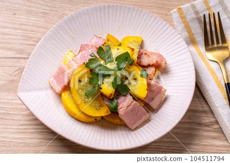 Garlic stir-fried zucchini and bacon Garlic stir-fried zucchini and bacon 104511794