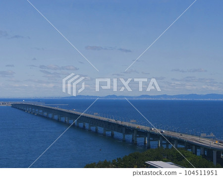 從神戶市區摩天輪看到的大阪泉佐野關西國際機場大橋（西北方向，初夏） 104511951