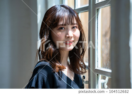站在窗邊的女性女人 104512682