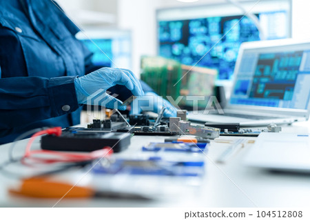 工程師檢查板子 104512808