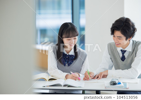 High school students studying with friends "LINK FOREST" shooting cooperation 104513056