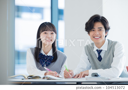 High school students studying with friends "LINK FOREST" shooting cooperation High school students studying with friends "LINK FOREST" shooting cooperation 104513072