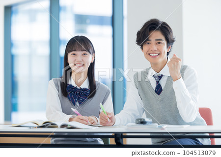 High school students studying with friends "LINK FOREST" shooting cooperation High school students studying with friends "LINK FOREST" shooting cooperation 104513079