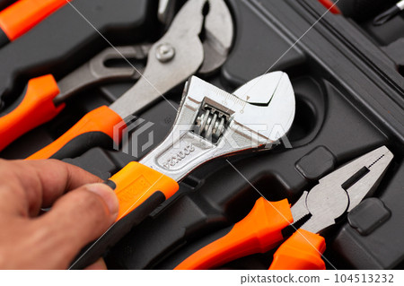 有工具組活動扳手的手 104513232