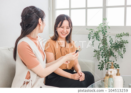 亞洲女性向朋友推薦化妝品（口紅、嘴唇） 104513259