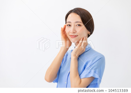 A woman who feels moisturized Beauty A woman who feels moisturized Beauty 104513389