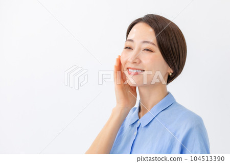 A woman who feels moisturized Beauty A woman who feels moisturized Beauty 104513390