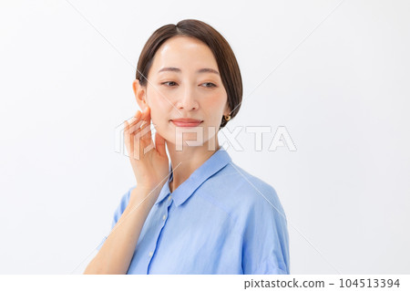 A woman who feels moisturized Beauty 104513394