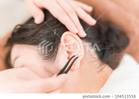 A woman wearing ear pot jewelry (Ear pot diet / piercing) A woman wearing ear pot jewelry (Ear pot diet / piercing) 104513538