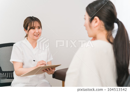 在醫院、整骨診所和脊椎按摩診所檢查、採訪和諮詢患有下頜疼痛的患者的女醫生和護士 104513542