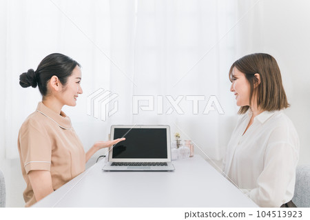 來到美容沙龍/美甲沙龍並在電腦上接受諮詢的女性 來到美容沙龍/美甲沙龍並在電腦上接受諮詢的女性 104513923