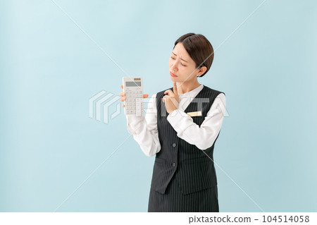 一個穿制服的女人對計算器感到困擾 104514058