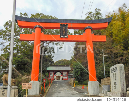 北九州市小倉南區蒲生八幡神社節分的鳥居和塔門 104514426