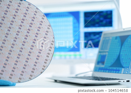 工程師在潔淨室檢查晶圓 104514658