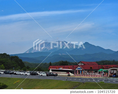 從米子高速公路蒜山服務區看到的大山和烏鬚山 104515720
