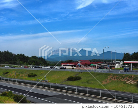 從米子高速公路蒜山服務區看到的大山和烏鬚山 104515723