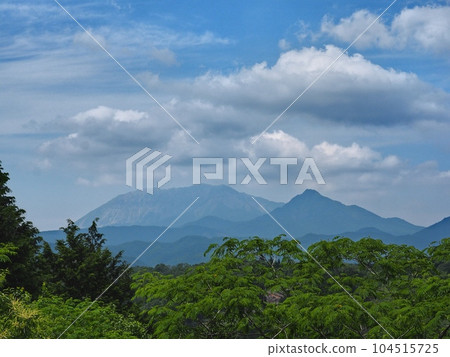 從米子高速公路蒜山服務區看到的大山和烏鬚山 從米子高速公路蒜山服務區看到的大山和烏鬚山 104515725