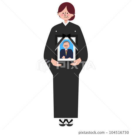身穿和服喪服、手持死者遺像的中年婦女 身穿和服喪服、手持死者遺像的中年婦女 104516730
