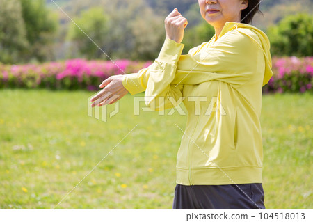 在公園裡做伸展運動的老婦人 104518013