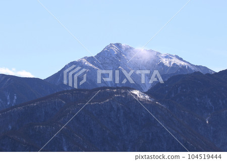嚴冬和逆光下的凱駒岳 嚴冬和逆光下的凱駒岳 104519444