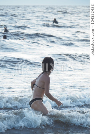 黃昏黃昏時期比基尼女孩片瀨海岸暑假 104522488
