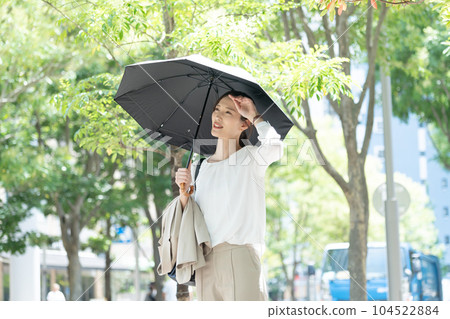 Woman holding a parasol Sweat 104522884