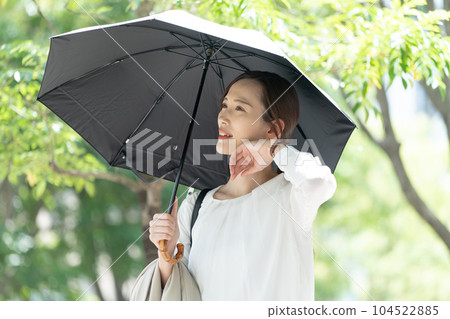 Woman holding a parasol Sweat Woman holding a parasol Sweat 104522885