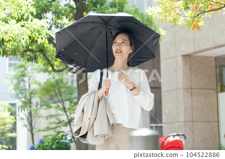 Woman holding a parasol Sweat Woman holding a parasol Sweat 104522886