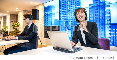 免費地址 帶耳機在辦公室工作的商務人士 104522961