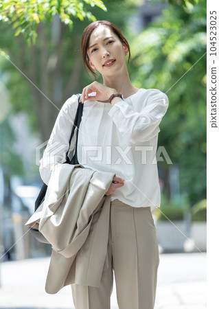 夏天出汗的女人 104523025