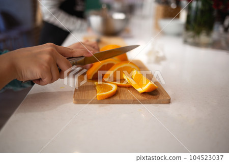 close-up shot. children's hands cut citrus fruits for making lemonade at a culinary master class 104523037