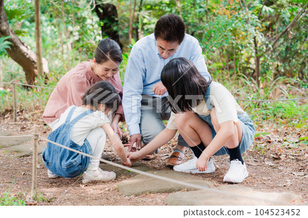 孫子們在鄉下祖父母家玩耍 孫子們在鄉下祖父母家玩耍 104523452
