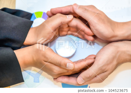 地球儀水晶和商人和女商人 地球儀水晶和商人和女商人 104523675