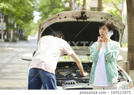 年輕女子因汽車故障打電話 104523875