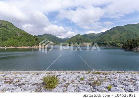 Minamiaiki Dam in Minamiaiki Village, Nagano Prefecture Minamiaiki Dam in Minamiaiki Village, Nagano Prefecture 104523951