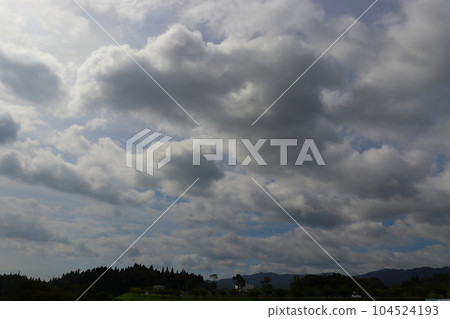 多雲的天空，陽光，層積雲，高積雲 104524193