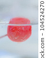 漂浮在碳酸飲料中的櫻桃特寫 104524270