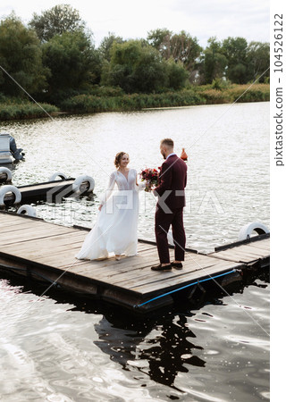 the first meeting of the bride and groom 104526122