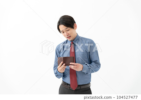 悲傷的男人看著他的錢包 104527477