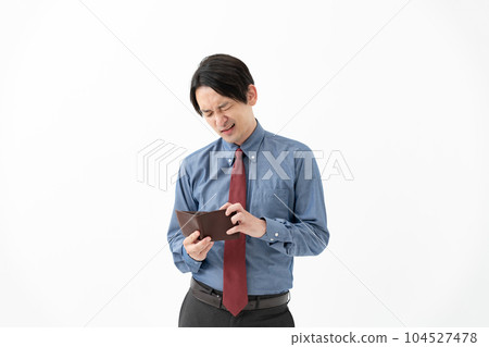 悲傷的男人看著他的錢包 悲傷的男人看著他的錢包 104527478