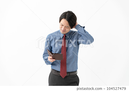 悲傷的男人看著他的錢包 悲傷的男人看著他的錢包 104527479